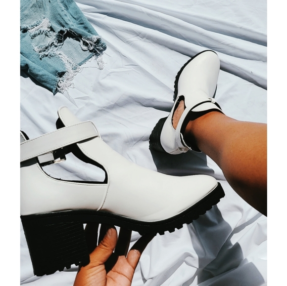 🚨Pre Fall Edit Collection// White boots - Picture 2 of 3